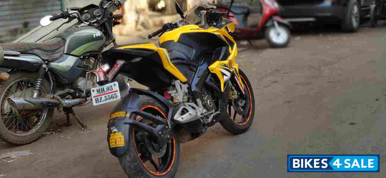 Yellow Bajaj Pulsar RS 200 ABS Yellow Bajaj Pulsar RS 200 ABS