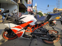 White KTM RC 200