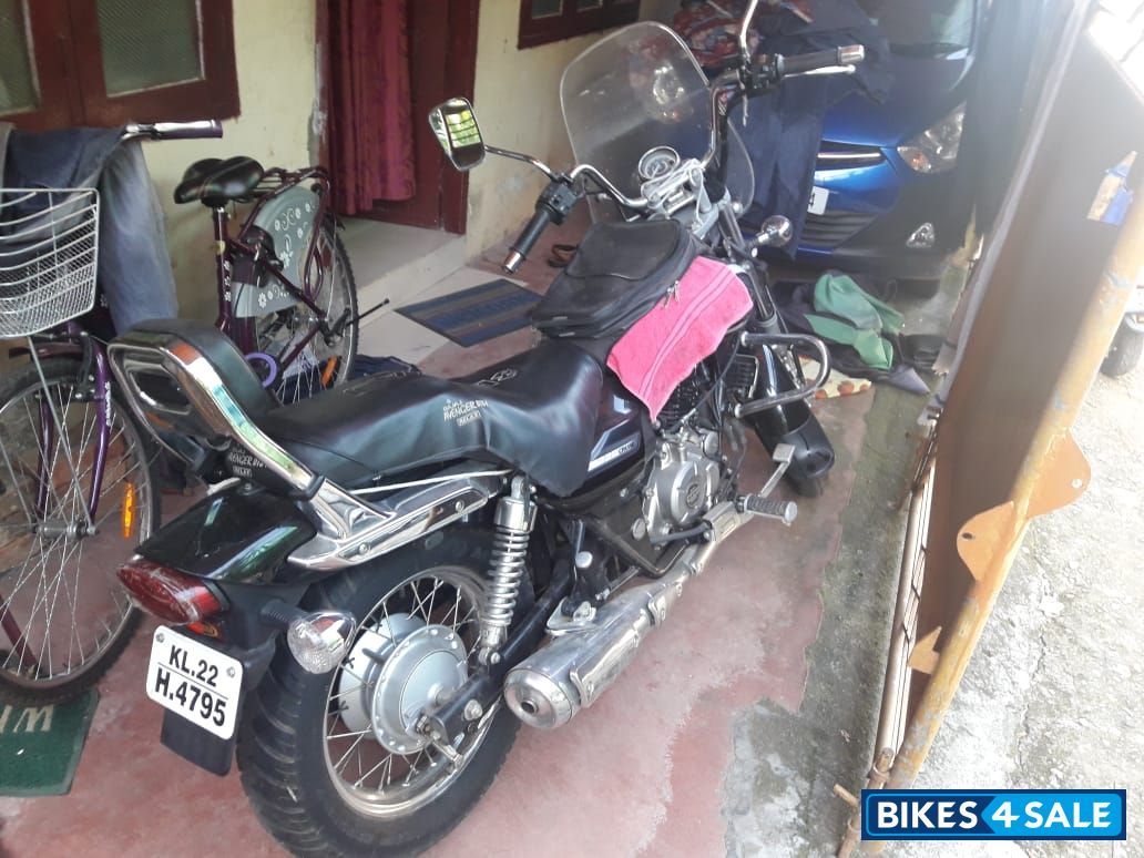 Black Bajaj Avenger 220 DTS-i