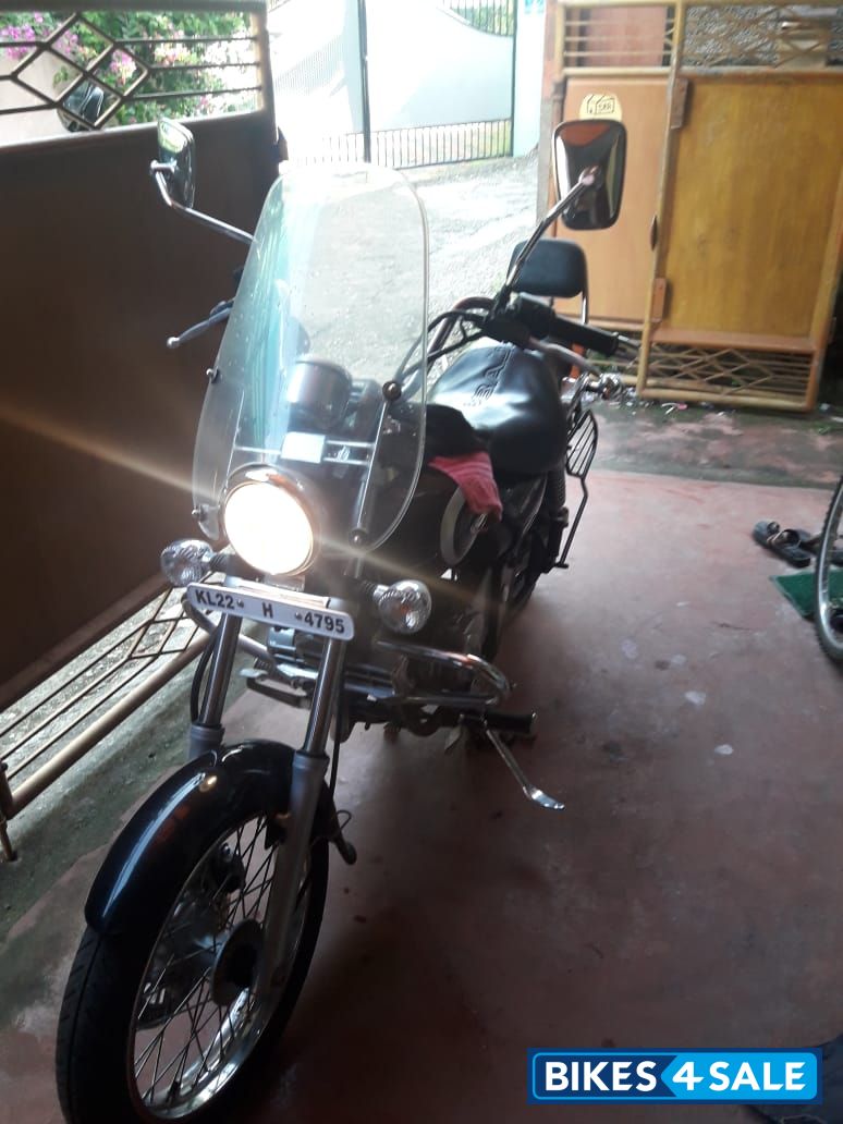 Black Bajaj Avenger 220 DTS-i
