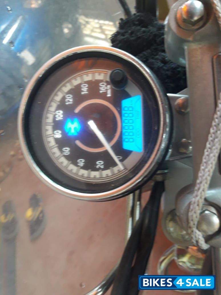 Black Bajaj Avenger 220 DTS-i