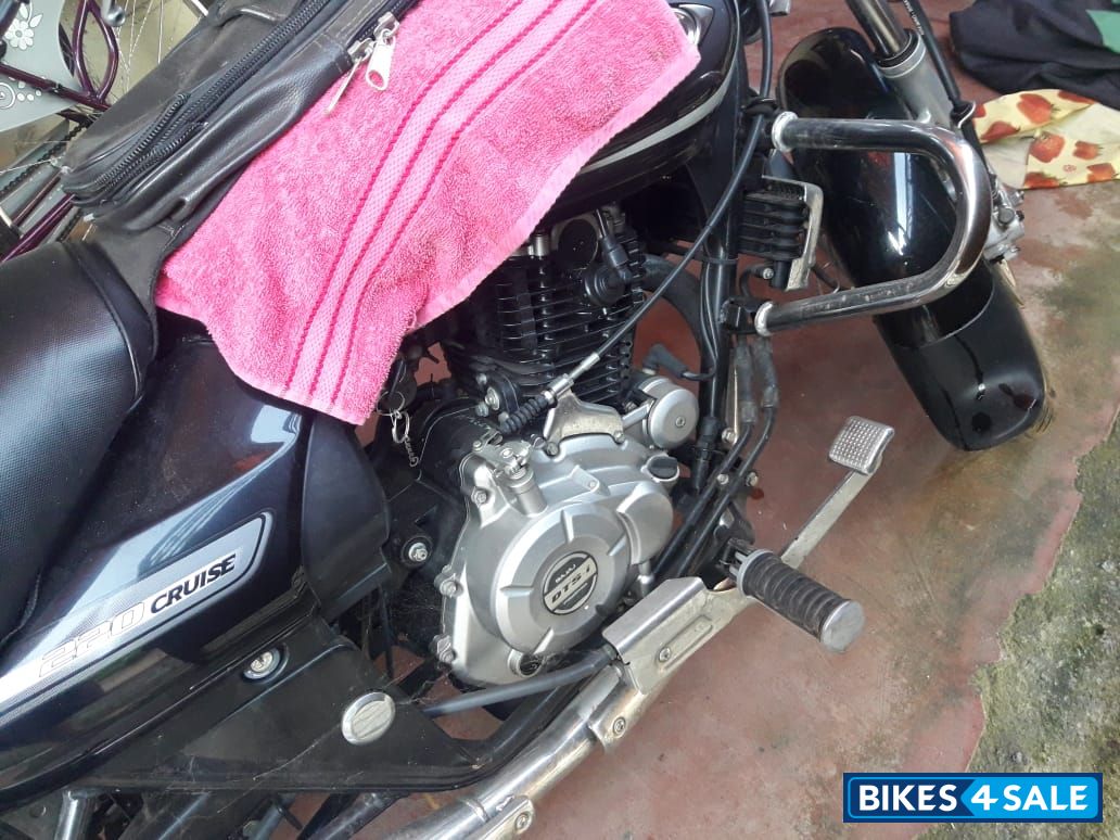 Black Bajaj Avenger 220 DTS-i