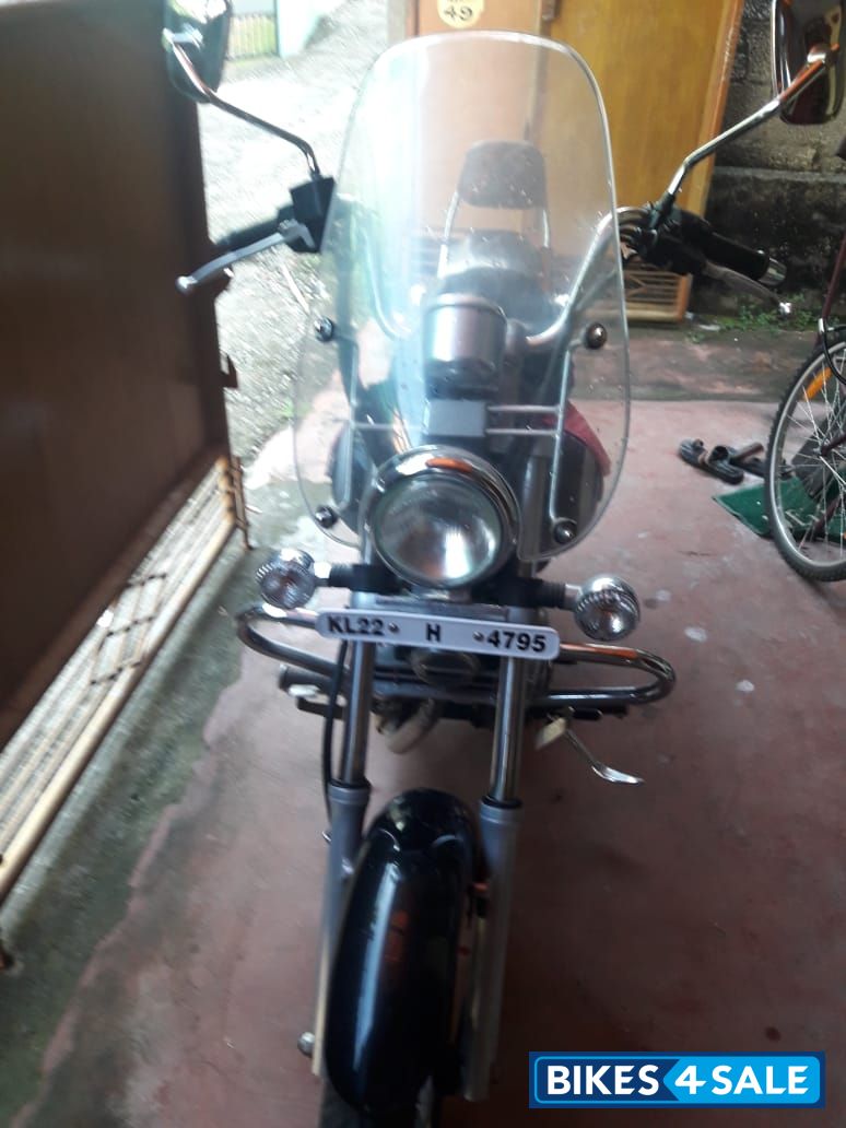 Black Bajaj Avenger 220 DTS-i