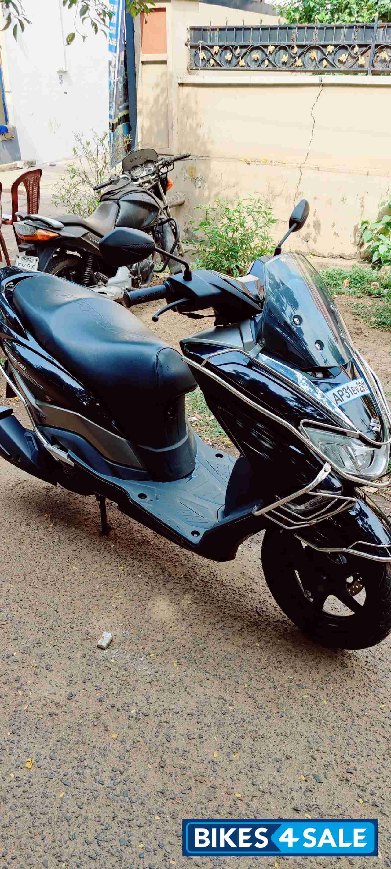 Black Suzuki Intruder 150 FI
