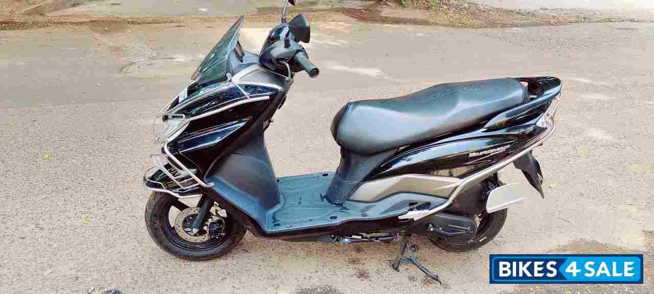 Black Suzuki Intruder 150 FI