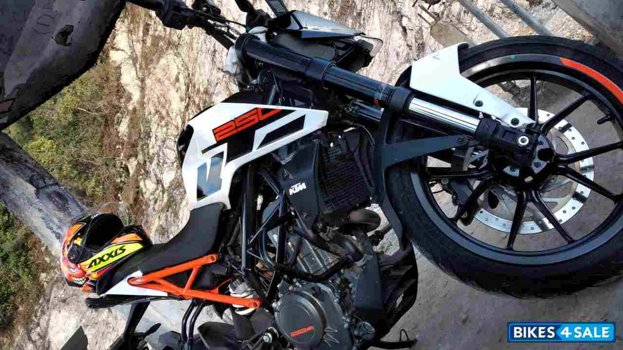 White And Orange KTM Duke 250 White And Orange KTM Duke 250