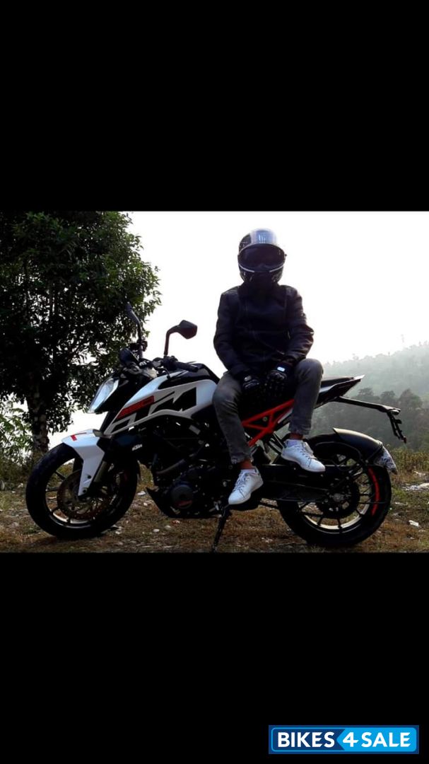 White And Orange KTM Duke 250 White And Orange KTM Duke 250
