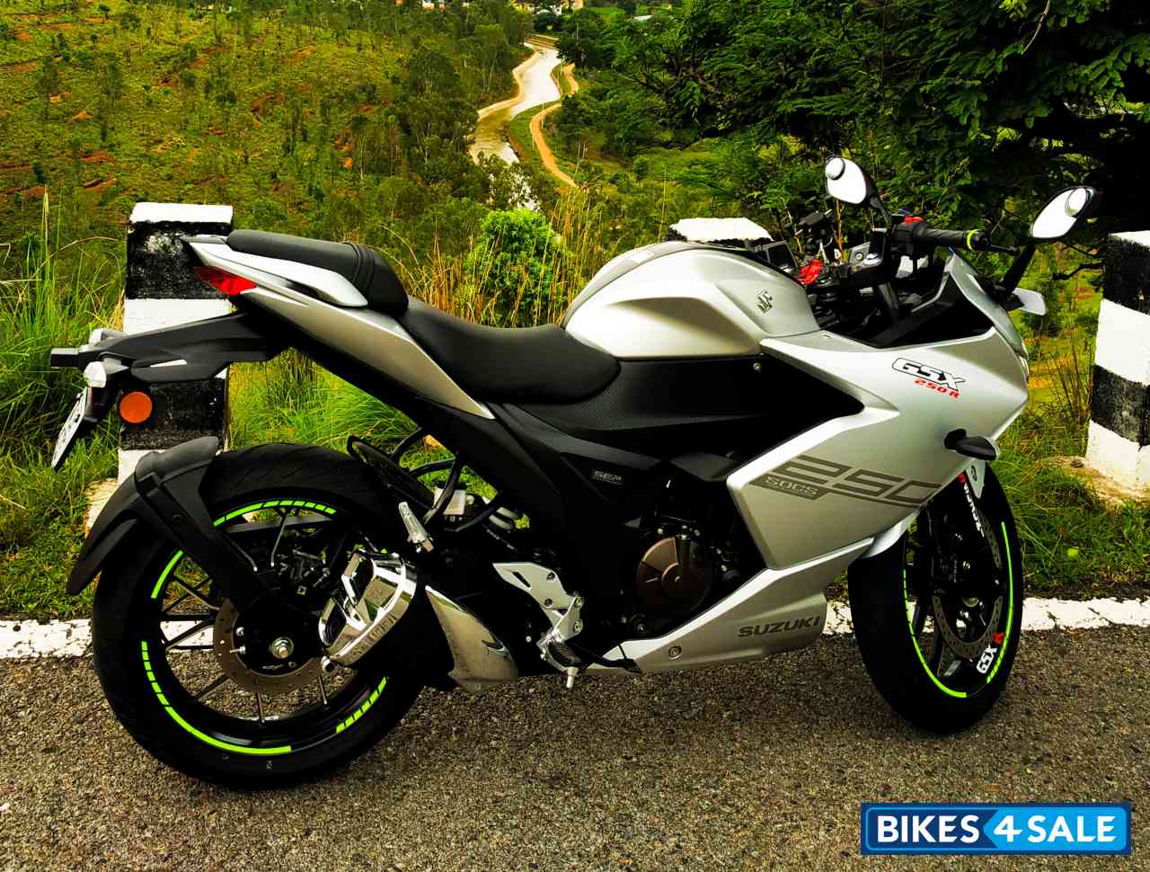 Matte Silver Suzuki Gixxer SF 250 Matte Silver Suzuki Gixxer SF 250