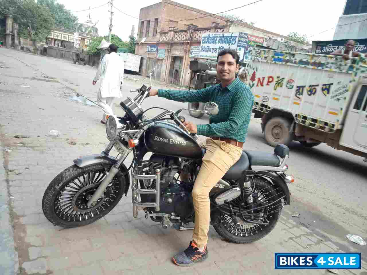 Lightning Black Royal Enfield Thunderbird 350