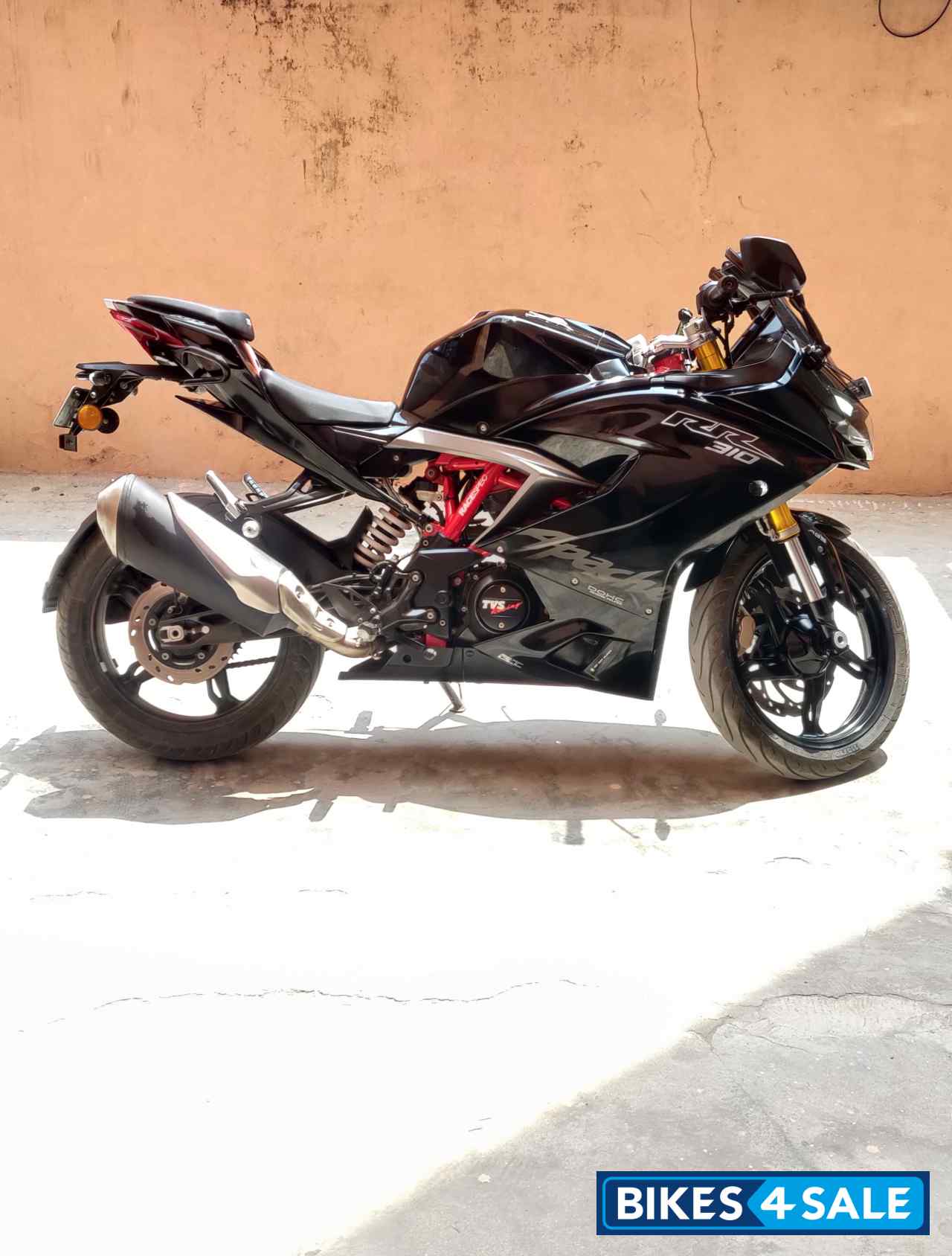 Phantom Black TVS Apache RR 310