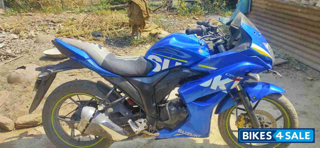 Blue Suzuki Gixxer SF