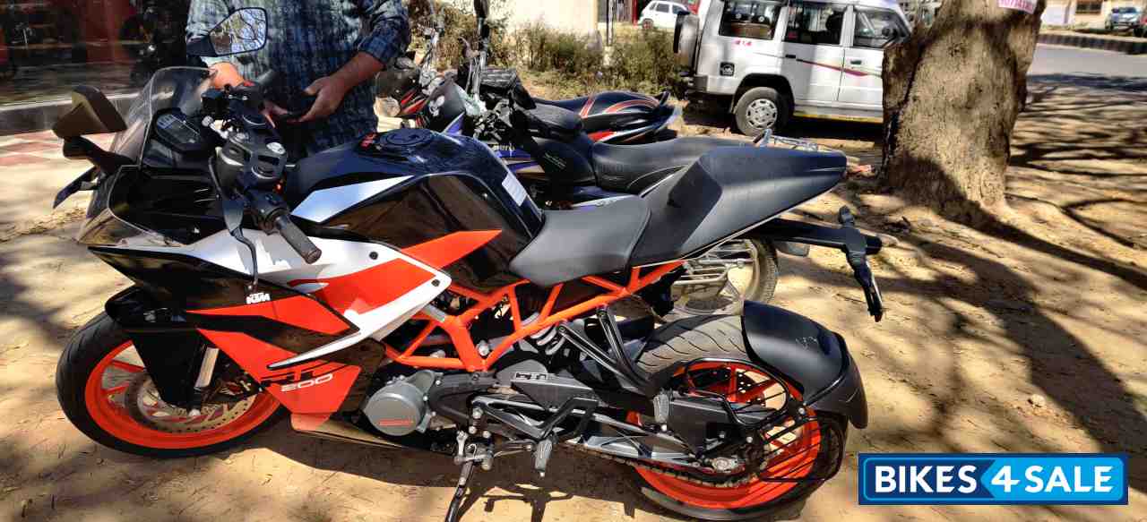 Ebony Black(met) KTM RC 200