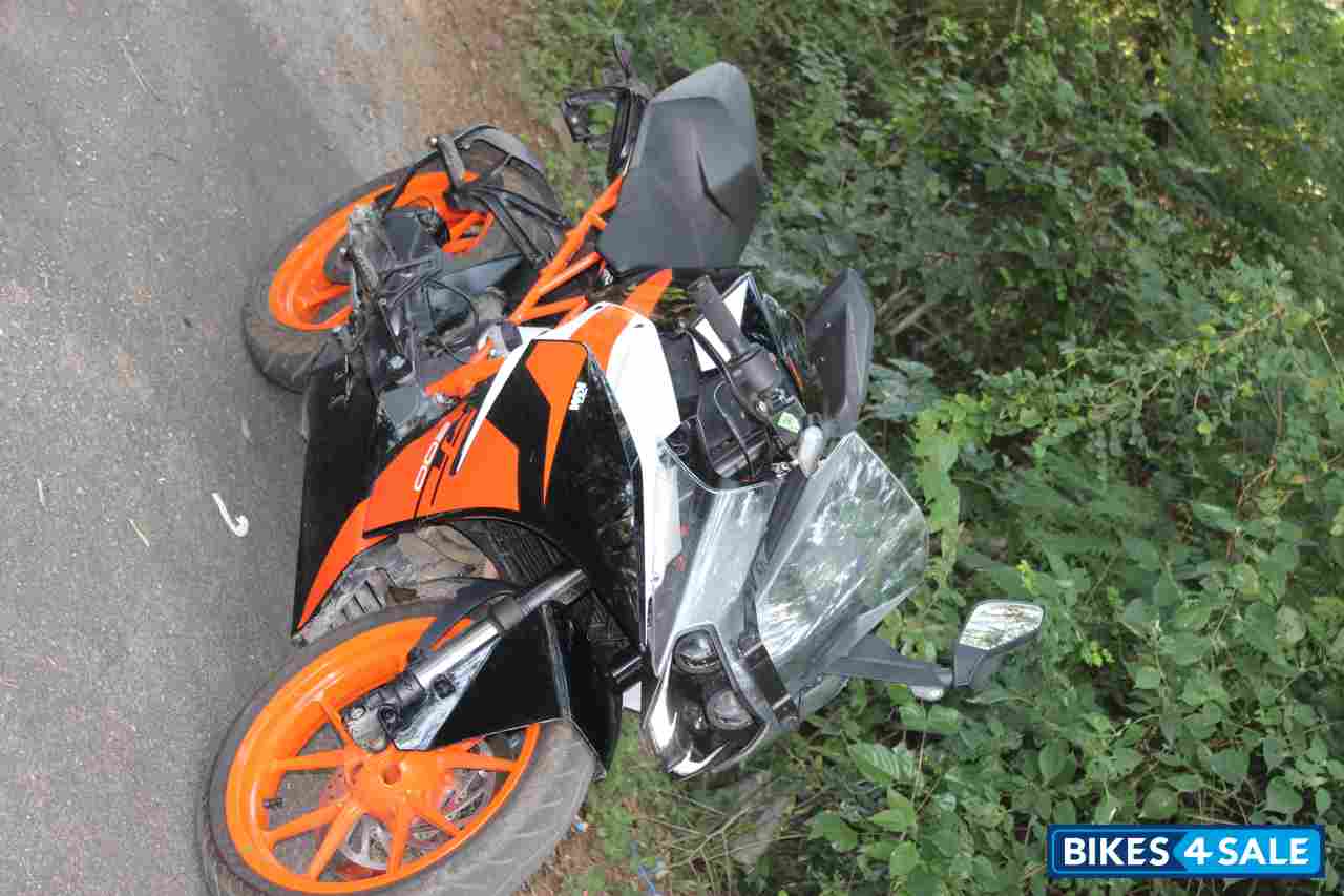 Ebony Black(met) KTM RC 200