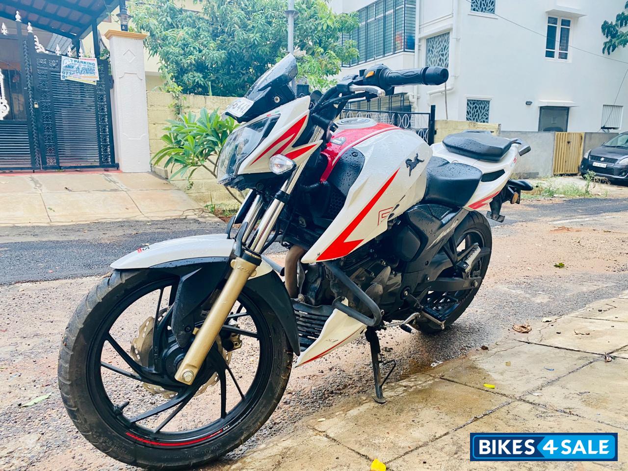 White-red TVS Apache RTR 200 4V White-red TVS Apache RTR 200 4V