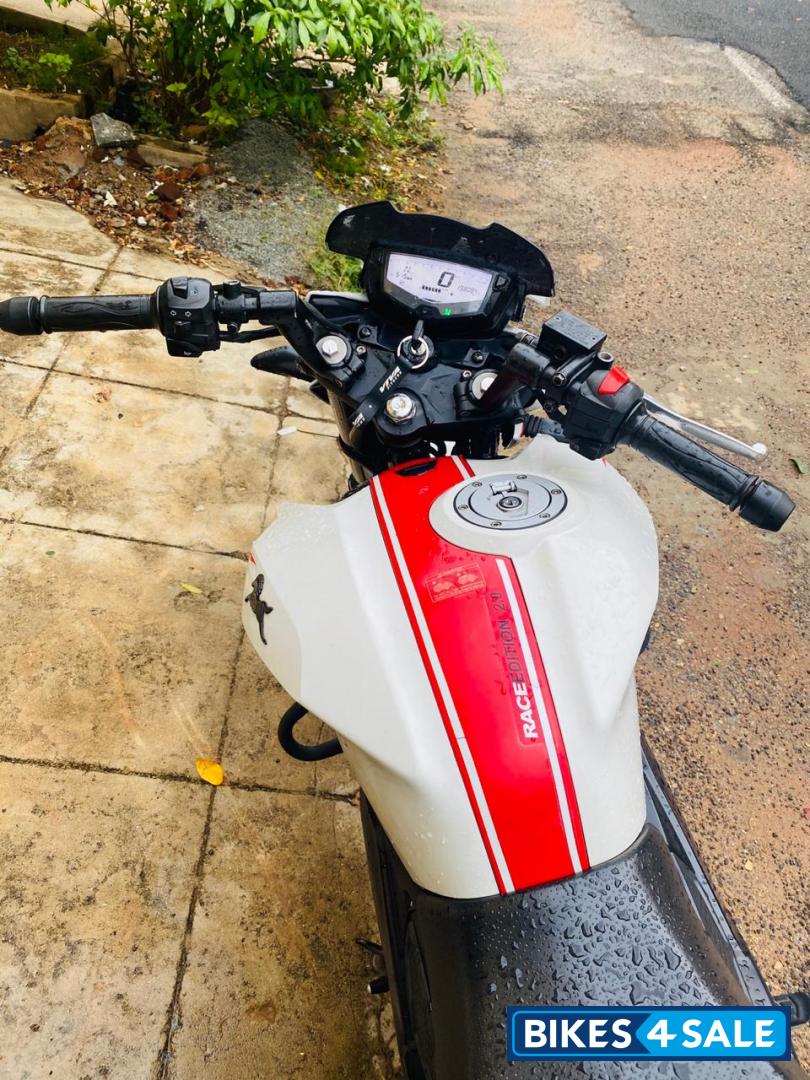 White-red TVS Apache RTR 200 4V White-red TVS Apache RTR 200 4V