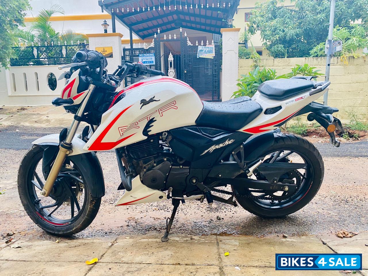 White-red TVS Apache RTR 200 4V White-red TVS Apache RTR 200 4V