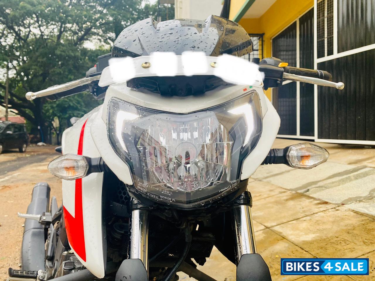 White-red TVS Apache RTR 200 4V White-red TVS Apache RTR 200 4V