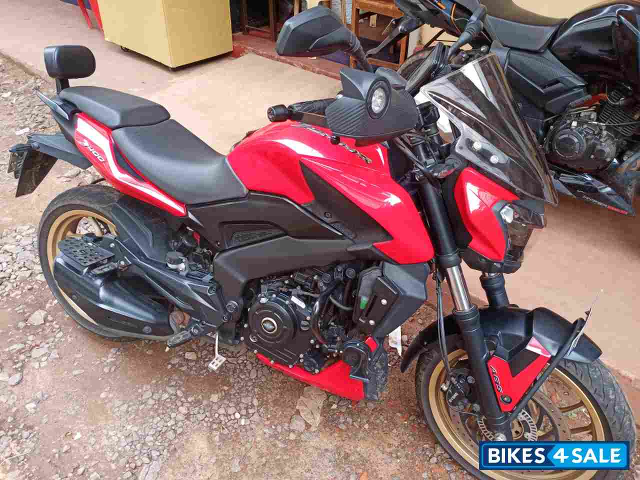 Red Bajaj Dominar 2018 disc and dual abs