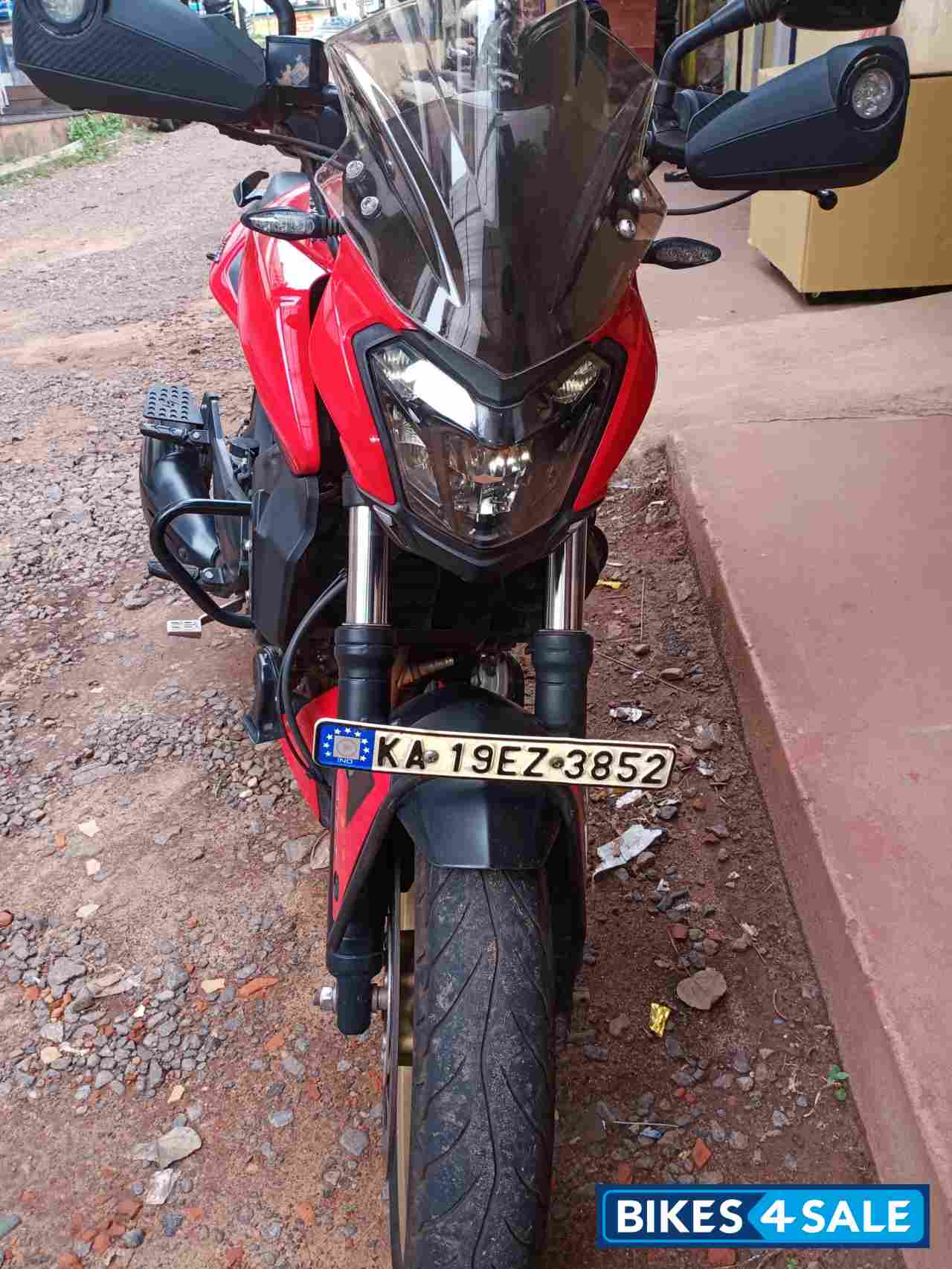 Red Bajaj Dominar 2018 disc and dual abs