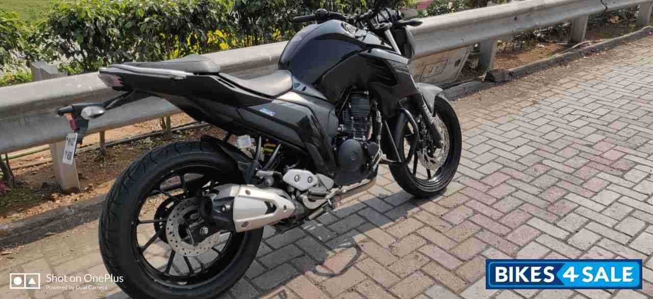 Black Yamaha FZ25