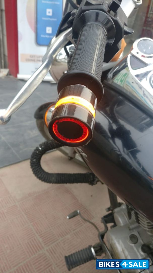 Black Bajaj Avenger 220 DTS-i