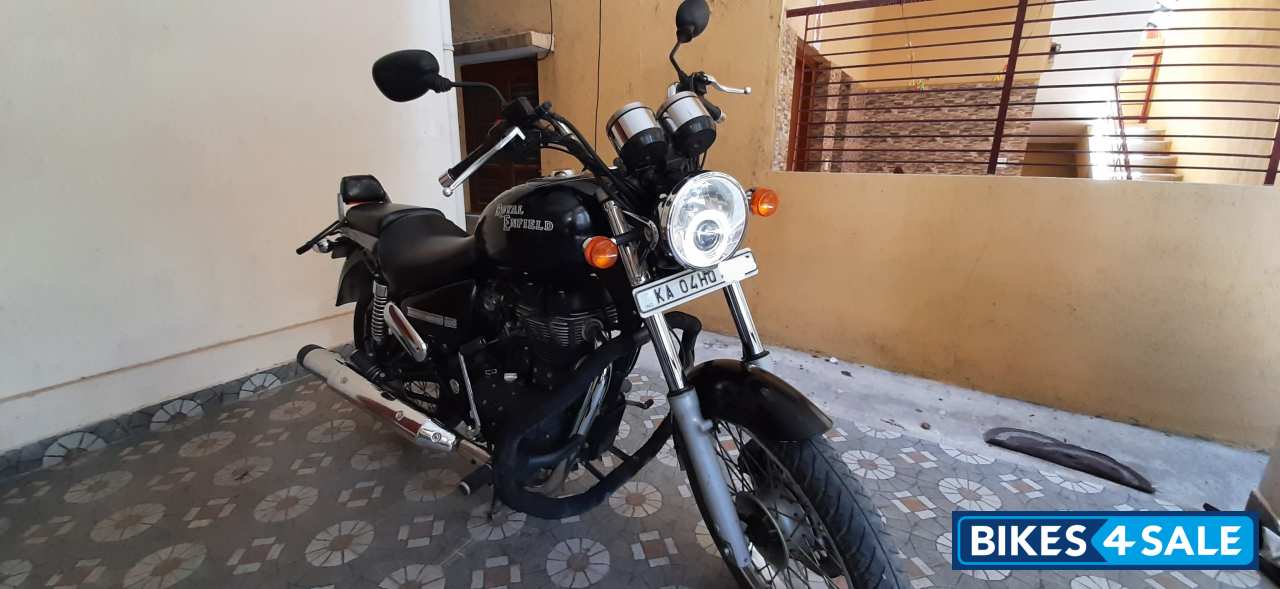 Matte-black Royal Enfield Thunderbird 500 Matte-black Royal Enfield Thunderbird 500