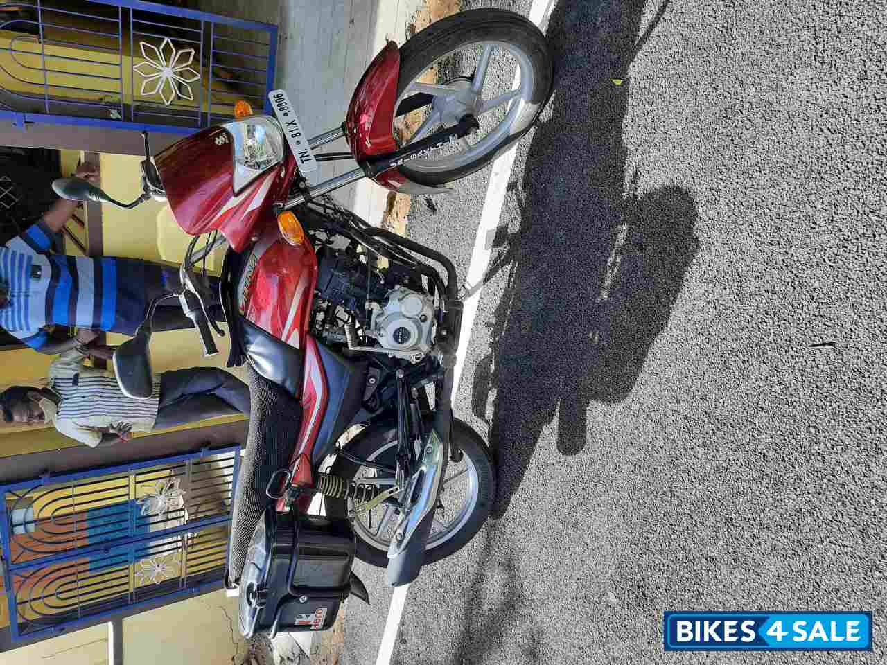 Red Bajaj Platina 100 ES