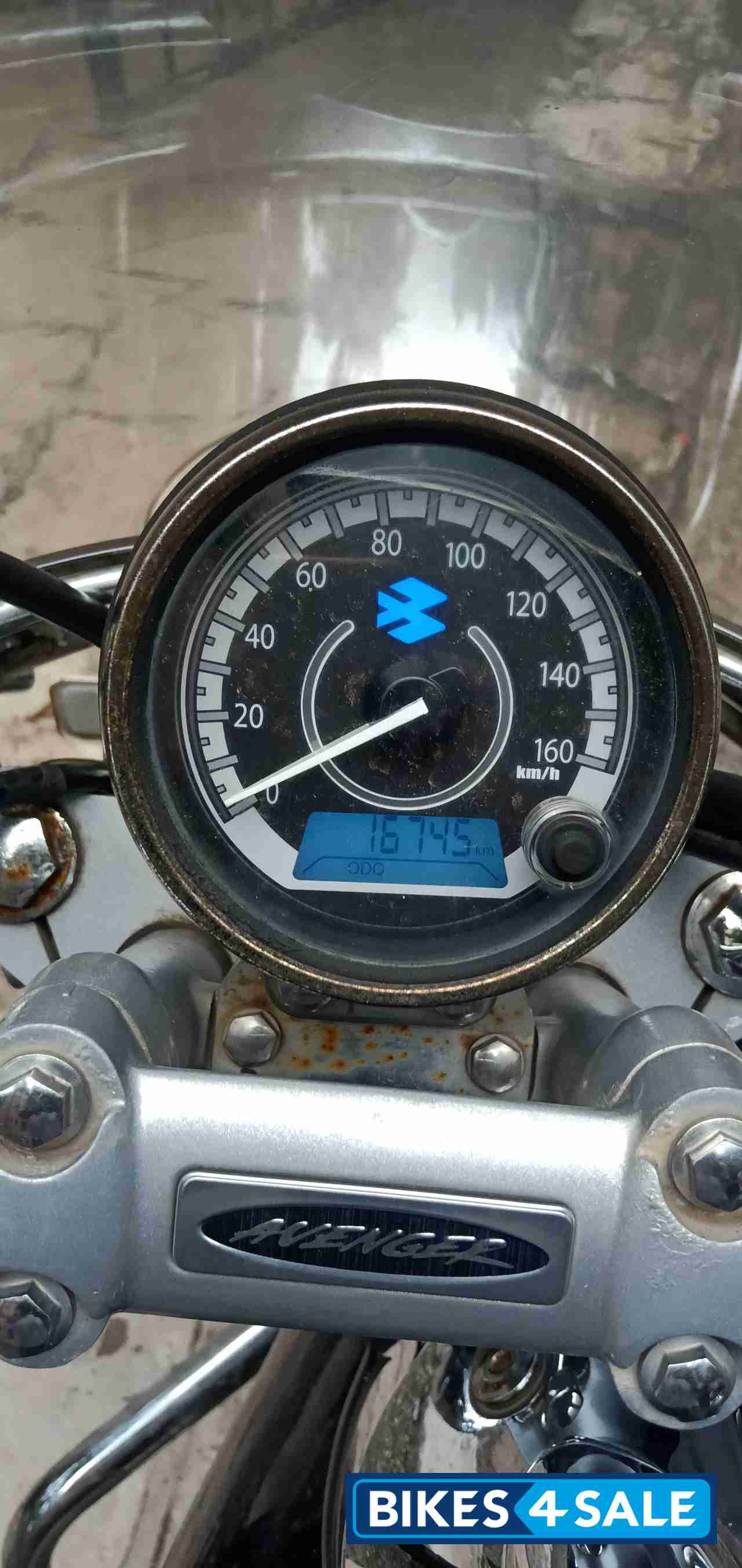 Black Bajaj Avenger 220 DTS-i