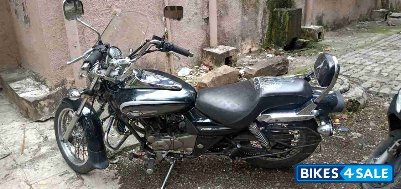 Black Bajaj Avenger 220 DTS-i Black Bajaj Avenger 220 DTS-i