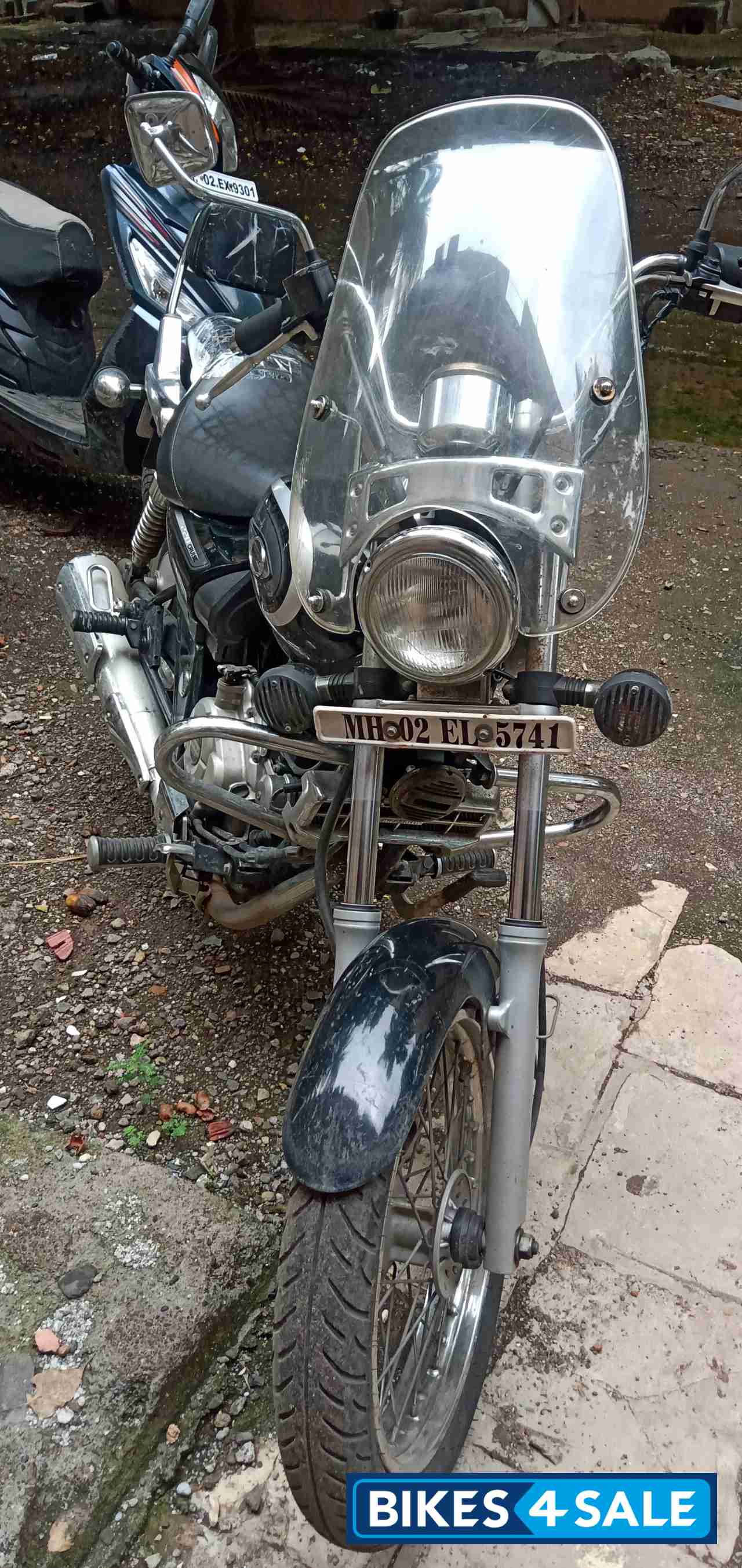 Black Bajaj Avenger 220 DTS-i Black Bajaj Avenger 220 DTS-i