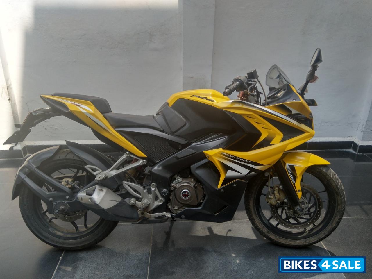 Bajaj Pulsar RS 200 ABS