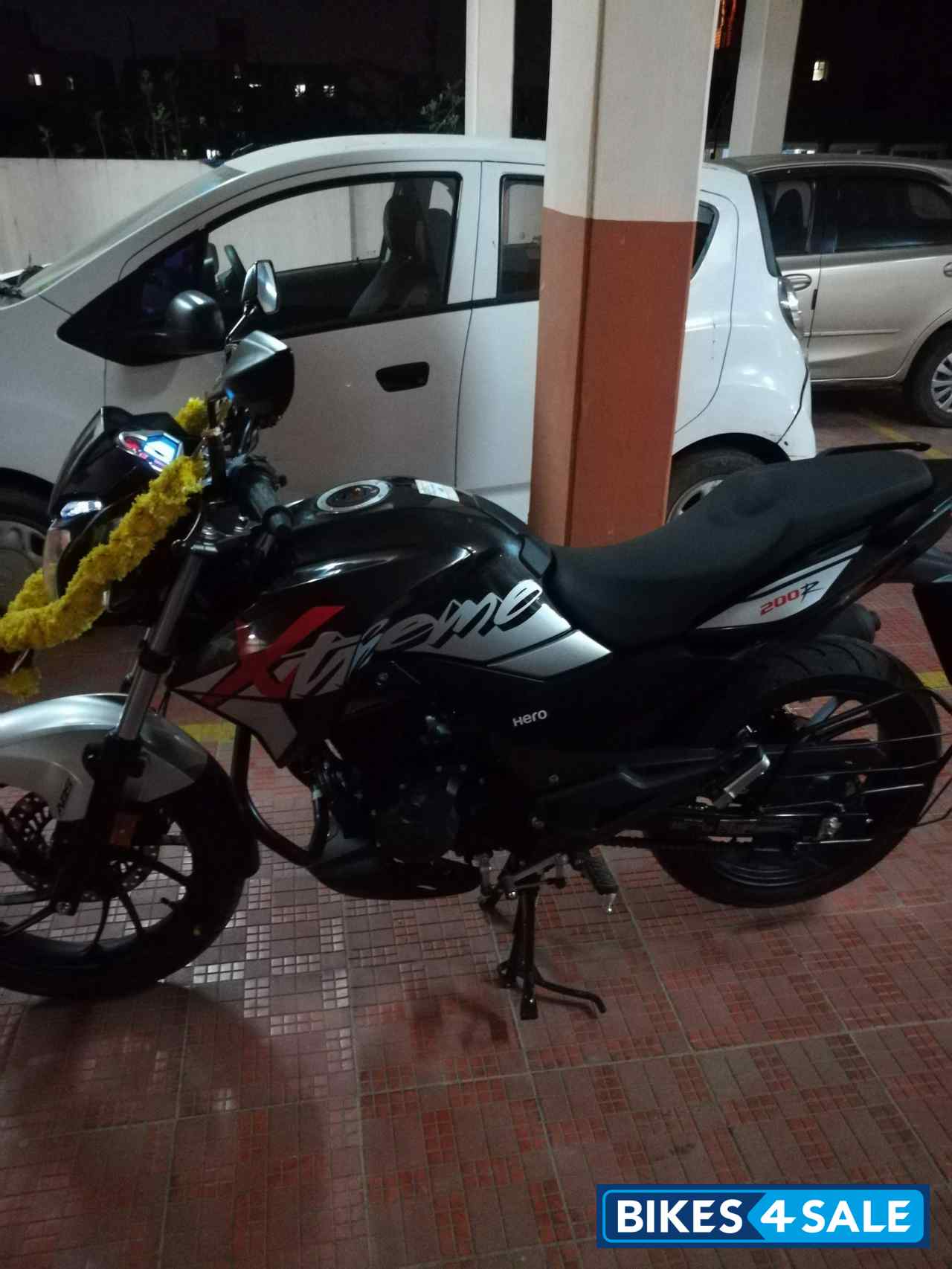 Black With Silver Hero Xtreme 200R Black With Silver Hero Xtreme 200R