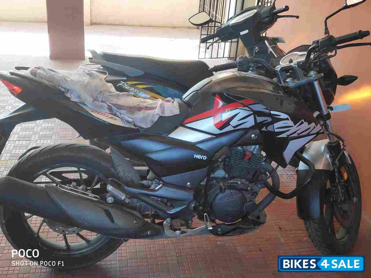 Black With Silver Hero Xtreme 200R Black With Silver Hero Xtreme 200R