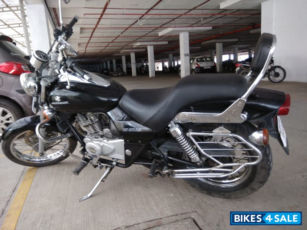 Midnight Black Bajaj Avenger 220 DTS-i