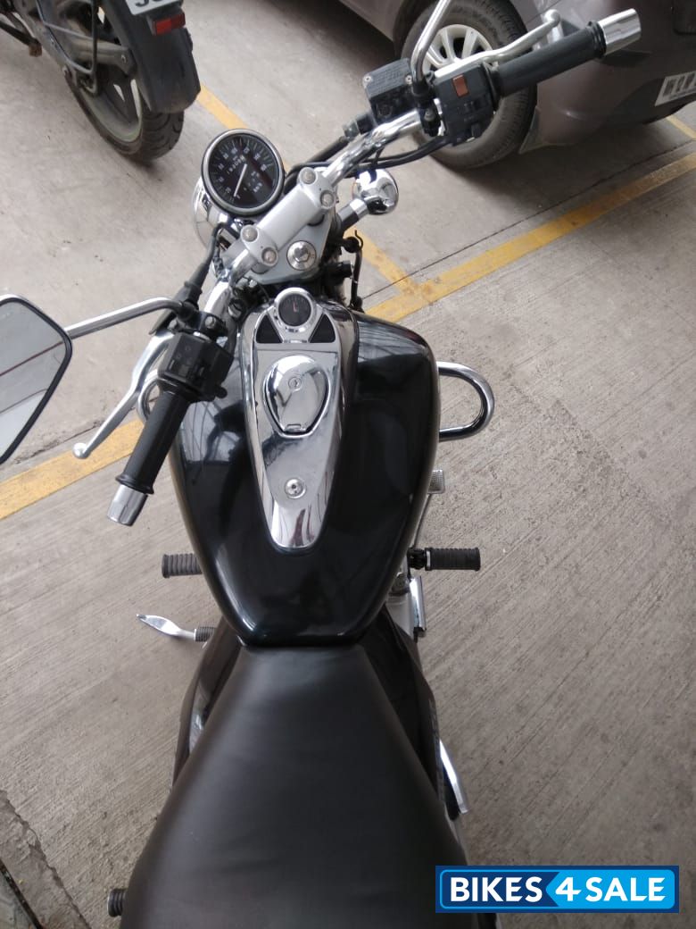 Midnight Black Bajaj Avenger 220 DTS-i