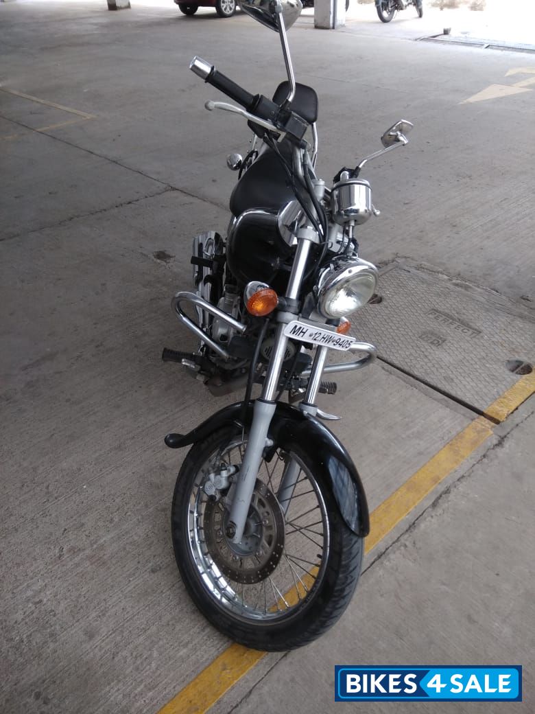 Midnight Black Bajaj Avenger 220 DTS-i