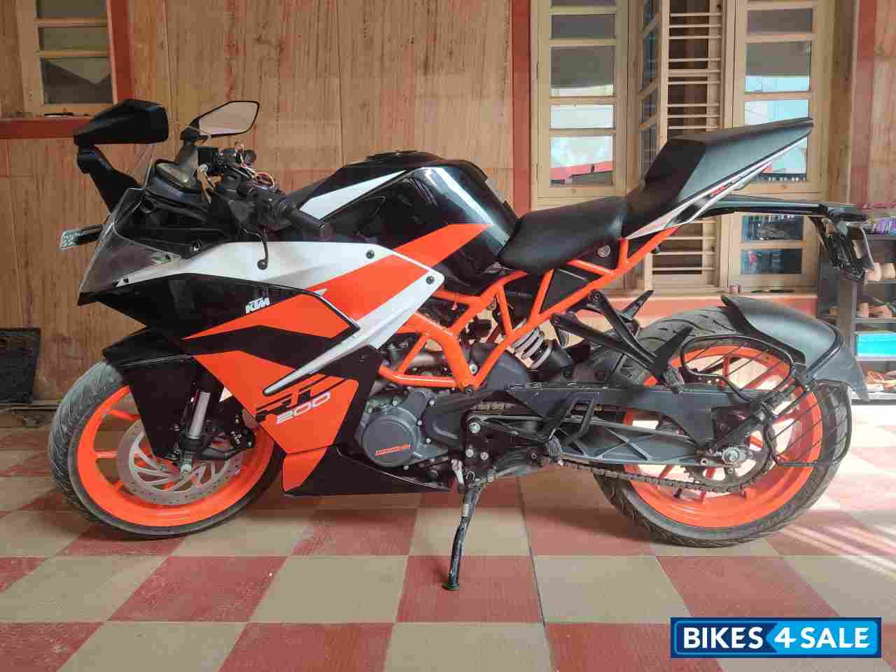 Black KTM RC 200