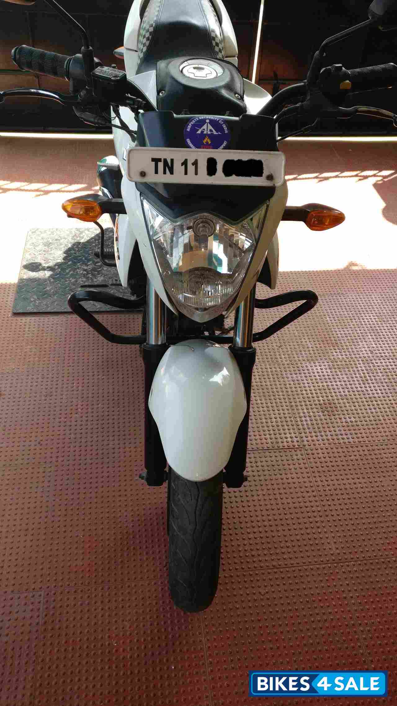 White Suzuki Gixxer 150