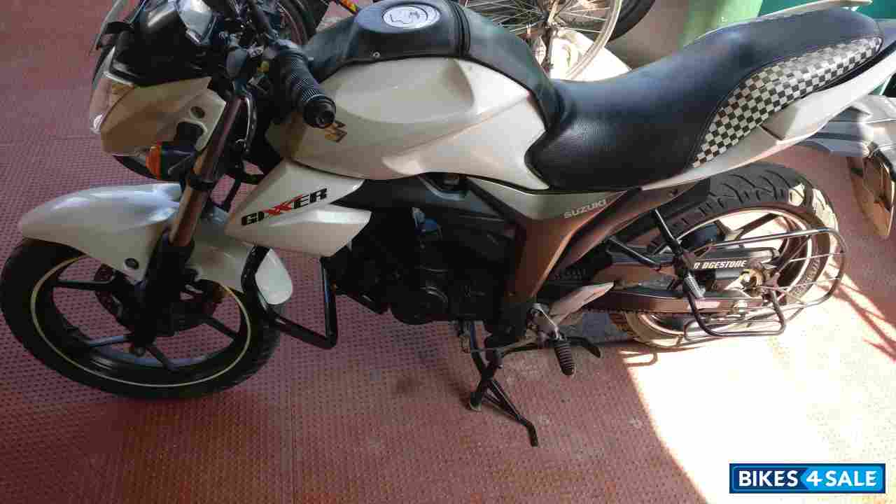 White Suzuki Gixxer 150