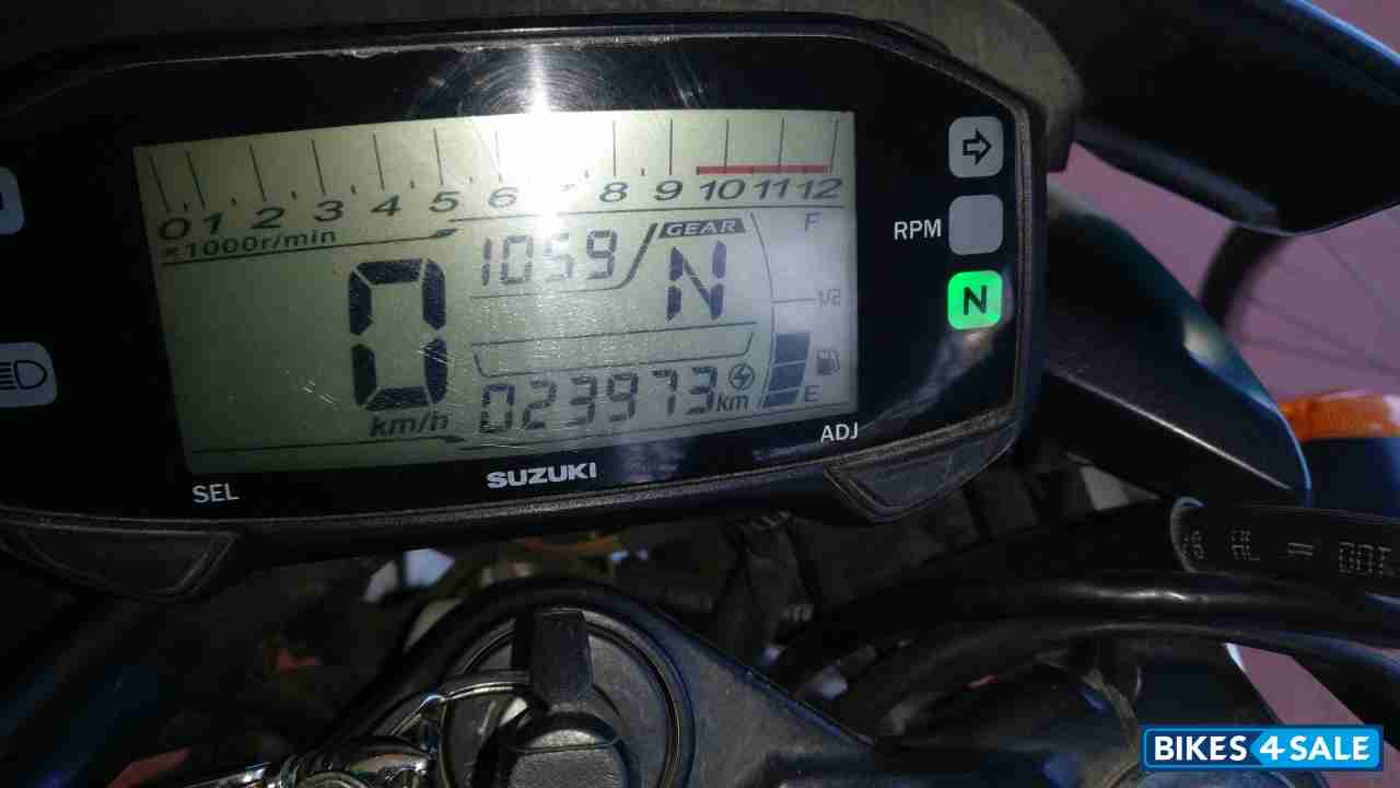 White Suzuki Gixxer 150