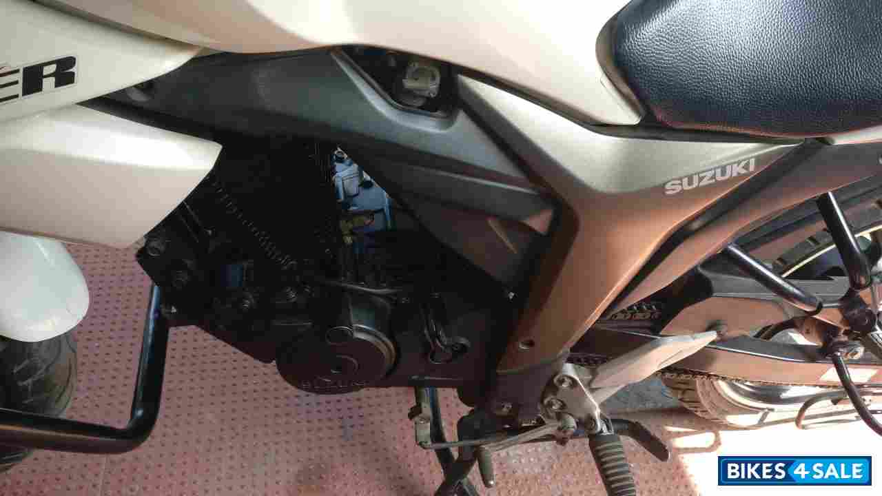 White Suzuki Gixxer 150