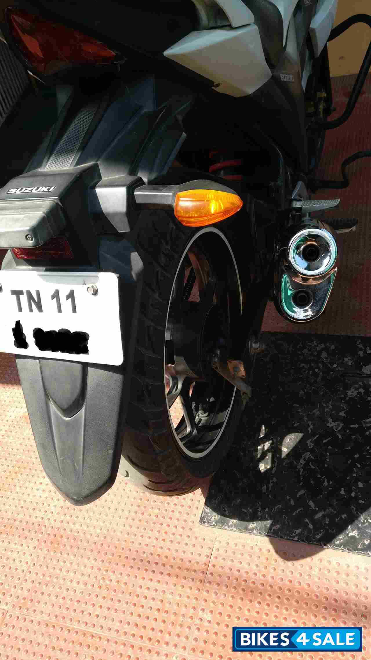 White Suzuki Gixxer 150