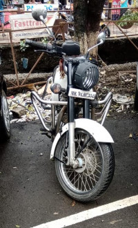 White Royal Enfield Classic 350
