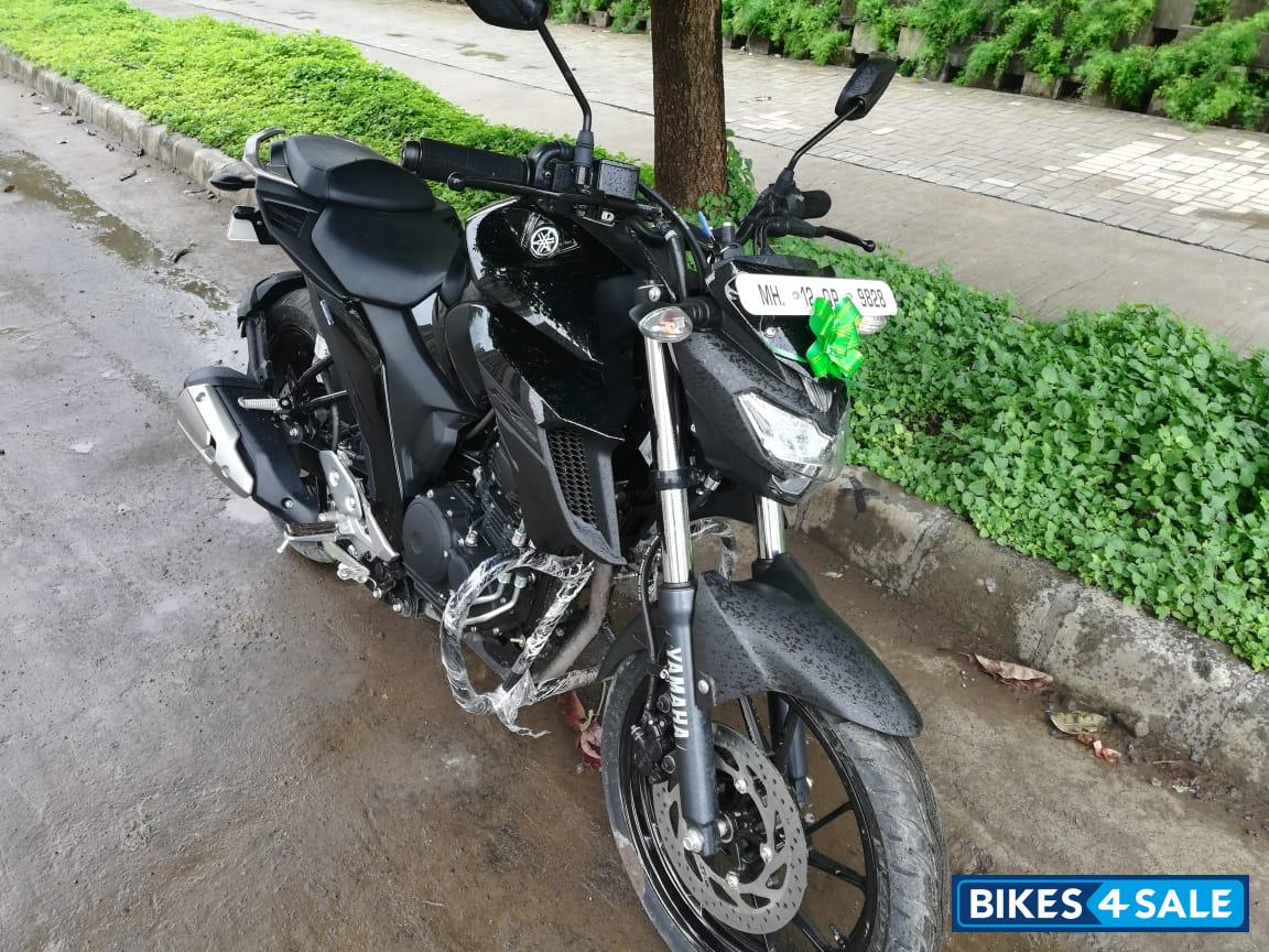 Black Yamaha FZ25