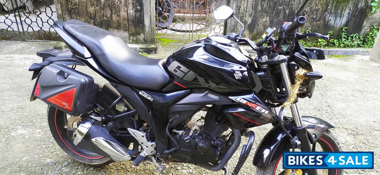 Black Suzuki Gixxer SP