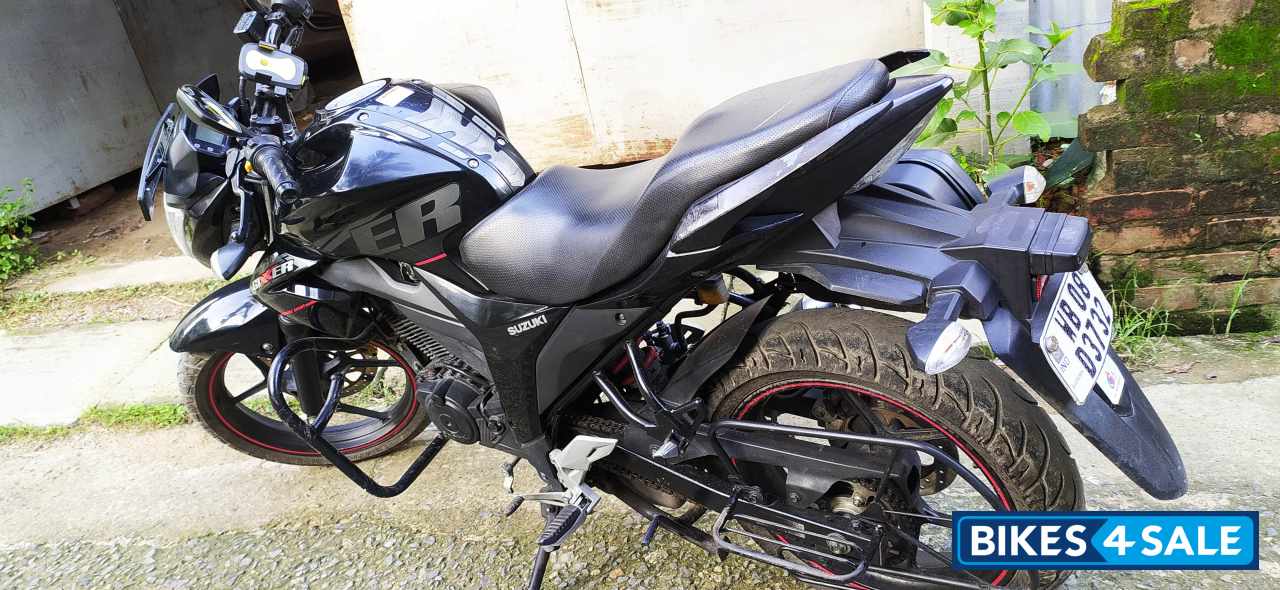 Black Suzuki Gixxer SP