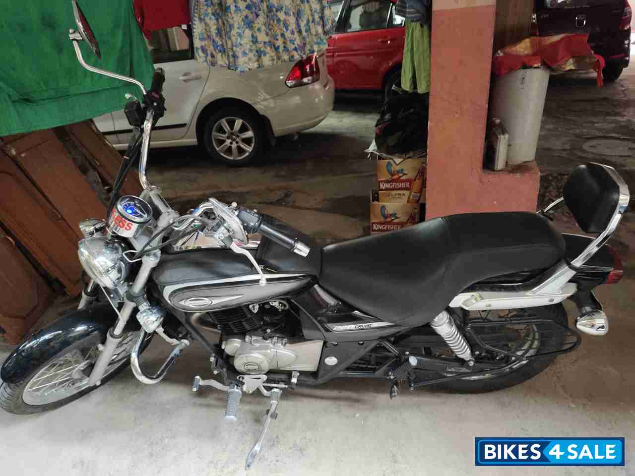 Black Bajaj Avenger 220 DTS-i