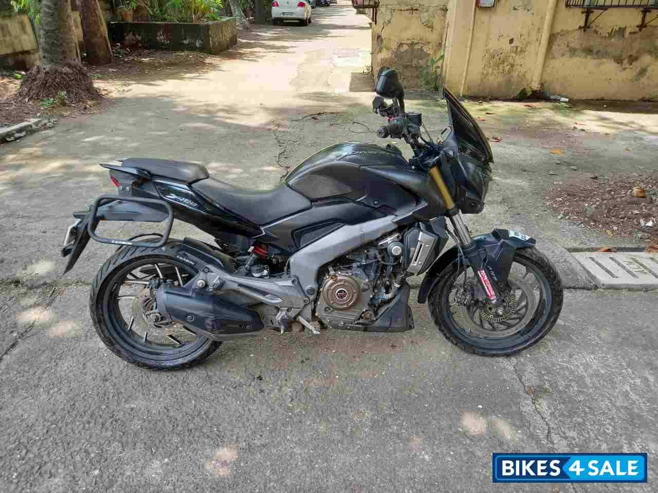 Matt Black Bajaj Dominar 400 Disc
