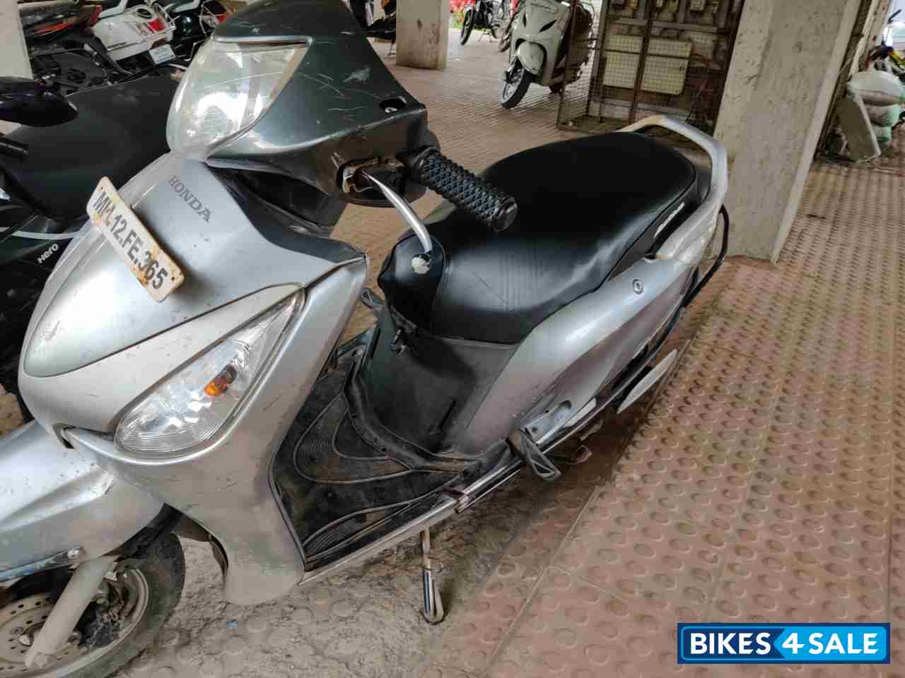Silver Honda Aviator