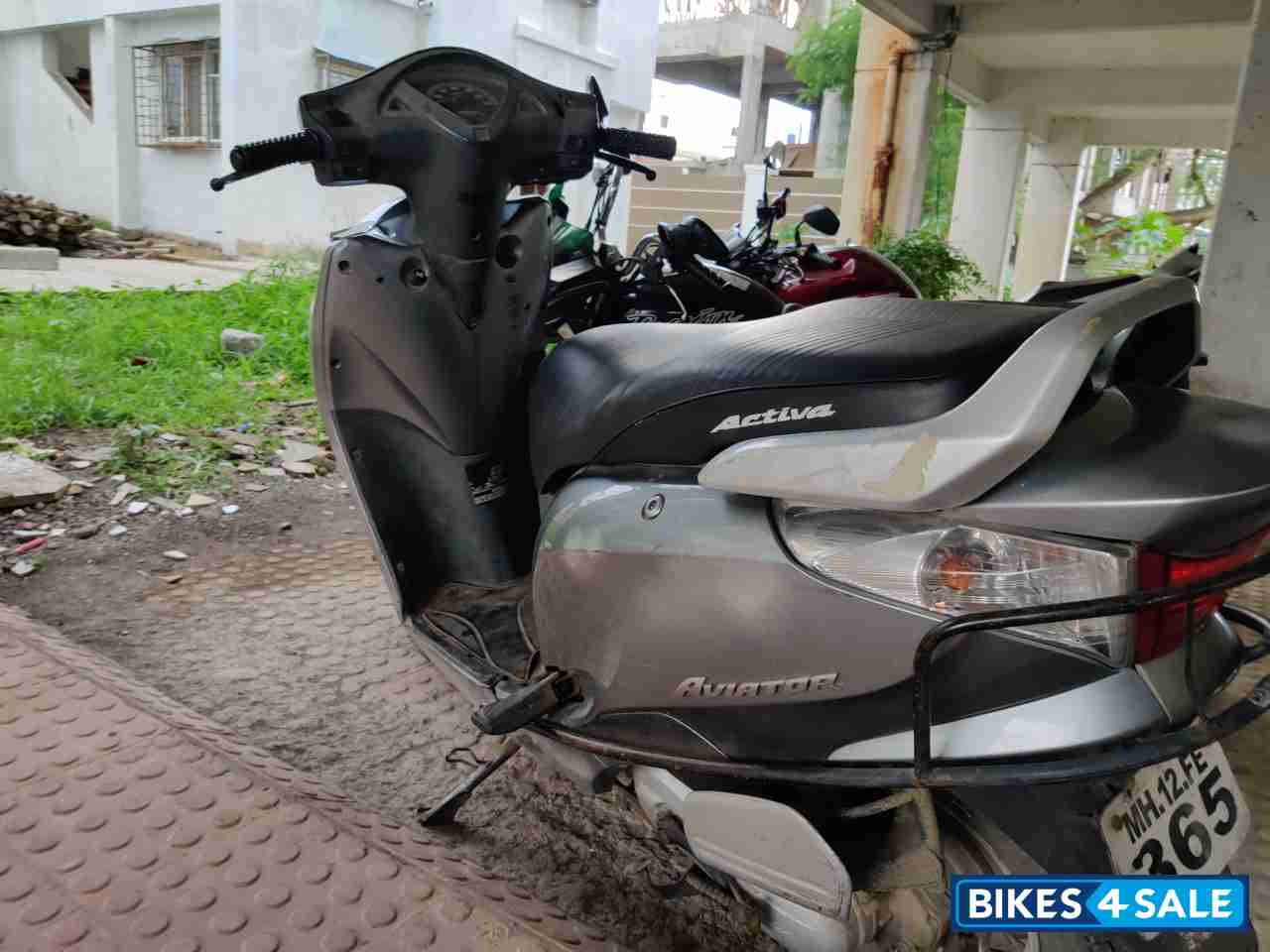 Silver Honda Aviator